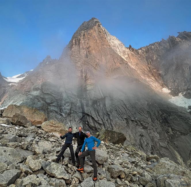 Andrzej Ficek, Roman Forysiak i Szymon Podosek z Klubu Wysokogórskiego w Bielsku-Białej, pokonali klasyczną drogę na szczyt Petit Dru w masywie Mont Blanc