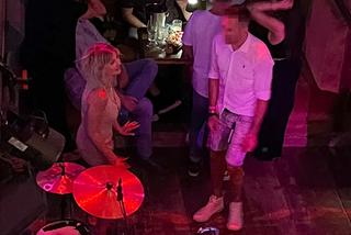 Joanna Racewicz tańczy na parkiecie z mężczyzną 