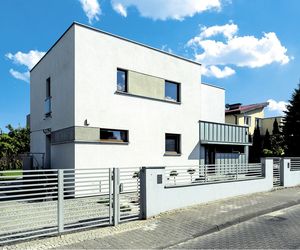 Powiększyli dom kostkę i podzielili go na pół. 2 rodziny mają wygodnie jak nigdy