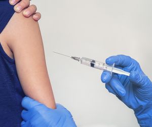 Ból ręki po szczepieniu na COVID-19 – jak go złagodzić? 6 skutecznych sposobów 