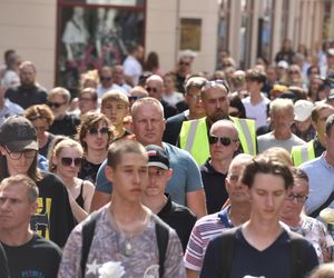 Marsz Milczenia dla Klaudii w Toruniu. „Niech nasza cisza przemówi głośniej niż słowa” [GALERIA]