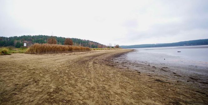 Mroczne klimaty nad zalewem brodzkim. Idealne na spacer dla fotografów