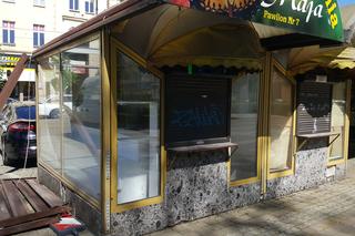 Budki z kwiatami na Placu Wolności w Bydgoszczy znikają