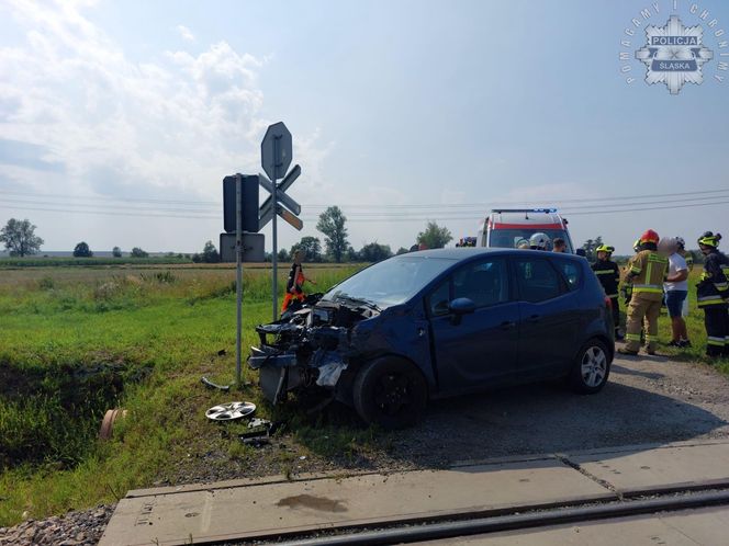O krok od tragedii na przejeździe kolejowym w Raciborzu. Samochód zderzył się z pociągiem 