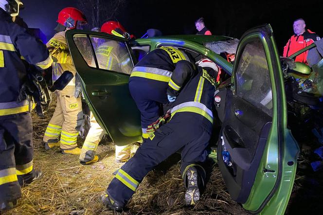 Wypadek na DK 10 pod Bydgoszczą! Zderzyły się dwie ciężarówki i osobówka [ZDJĘCIA]