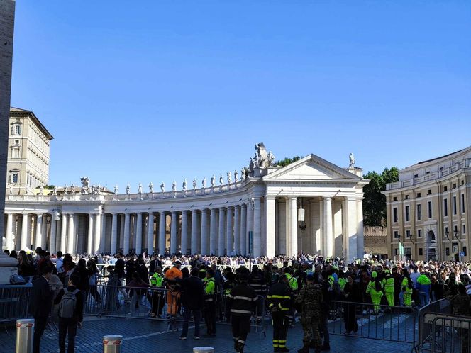 Ostatnie chwile przed pogrzebem Franciszka. Tłumy wiernych na pl. św. Piotra