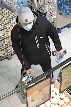 Opluł i skopał ekspedientkę. Tego mężczyzny szuka policja z Bydgoszczy
