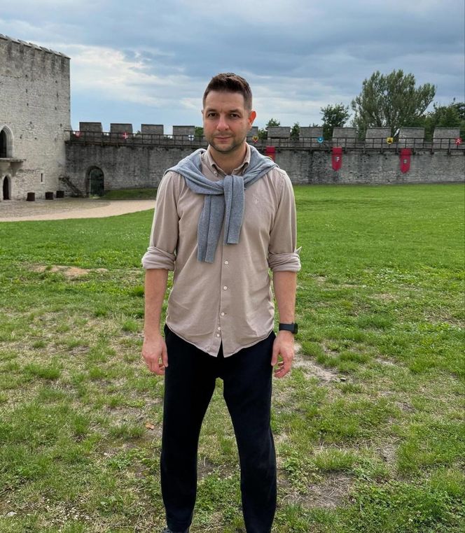 Patryk Jaki na zamku z rodziną