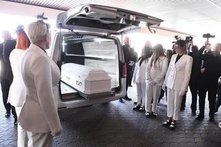 Pogrzeb Lizy. Kobiety niosły białą trumnę. Przejmująca ceremonia w Warszawie