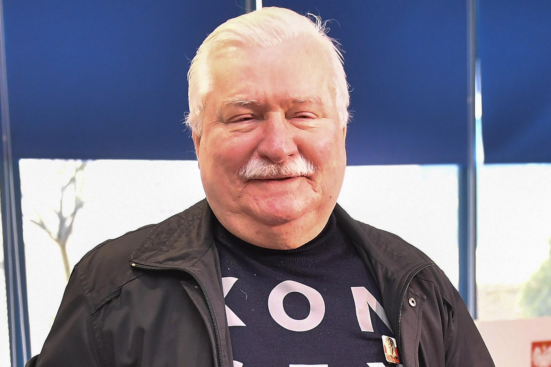 Walesa provides shocking information.  “One button to leave the hole in Gdańsk” – Super Express