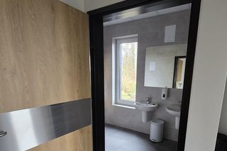 Boisko w Cielmicach ma już wyremontowane zaplecze sanitarno-szatniowym ZDJĘCIA