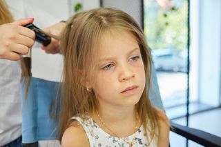 Wypadanie włosów u dziecka nasila się zimą? To może być sygnał niedoboru witaminy D