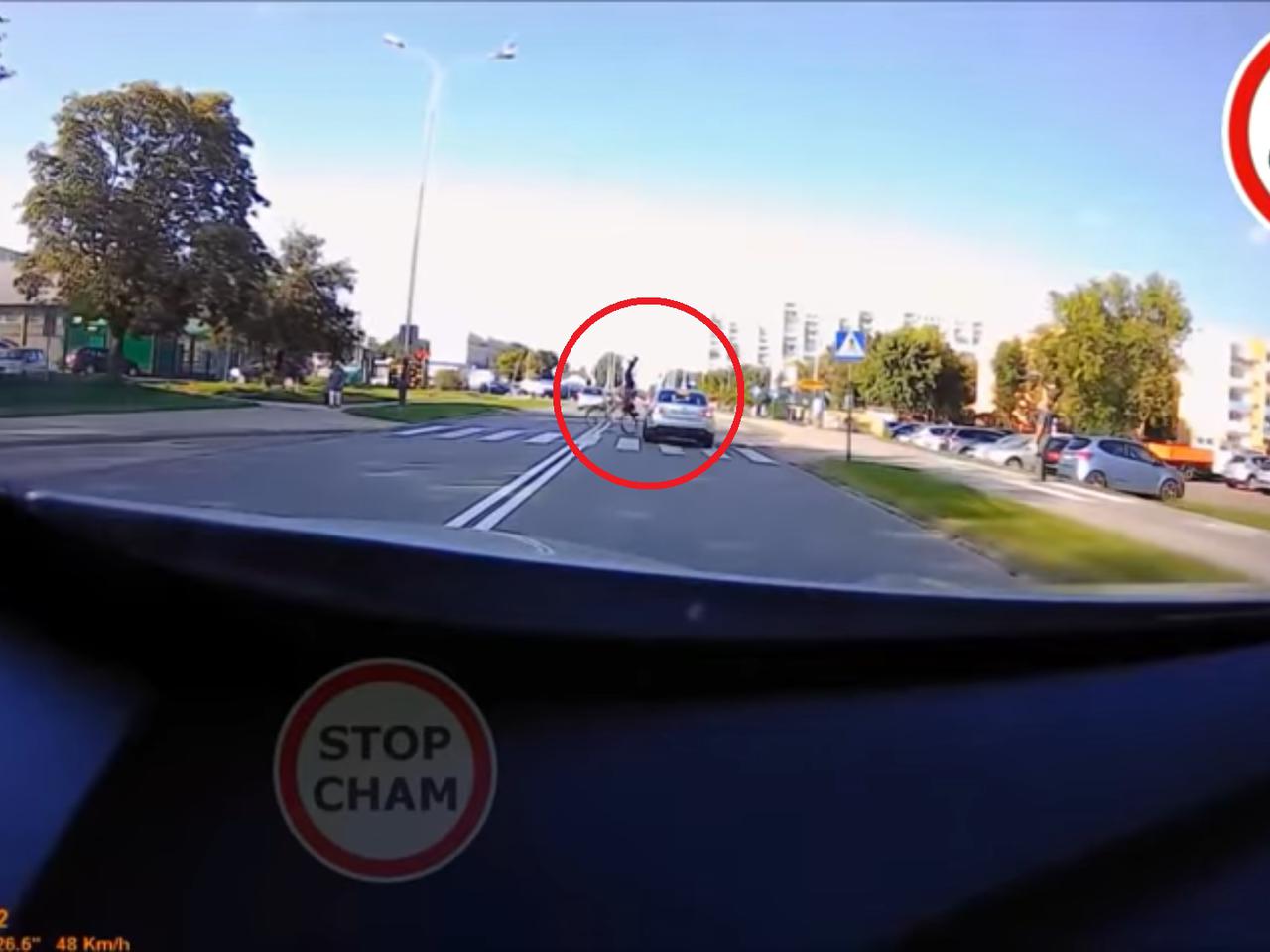 Łódzkie. Wypadek na przejściu dla pieszych. Kierowca potrącił 12-latkę na rowerze! DRAMATYCZNE WIDEO