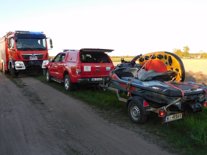 Nietrzeźwy utopił terenówkę w stawie. Potem zaczął pływać i śpiewać