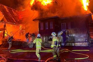 W Suchem koło Zakopanego wybuchł pożar. Gasiło go kilkanaście zastępów straży pożarnej
