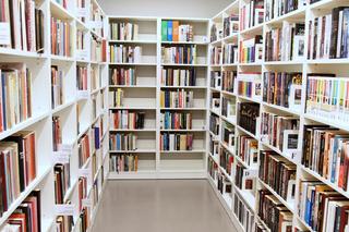 Czytanie bez barier oraz książki dla seniora nadal w największej poznańskiej bibliotece