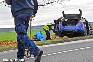 Sportowy Peugeot 308 GTi roztrzaskany na drzewie	