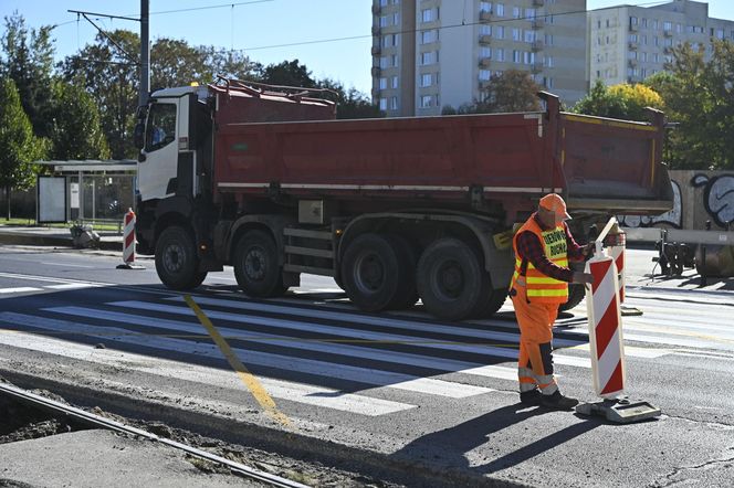 Remont torów na Waszyngtona. Pasażerowie osłupieli, chaos na przystankach