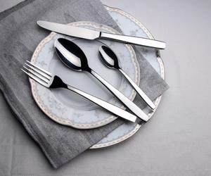 Jak wyczyścić sztućce ze stali nierdzewnej, srebra i złota? Proste domowe sposoby na błyszczące sztućce