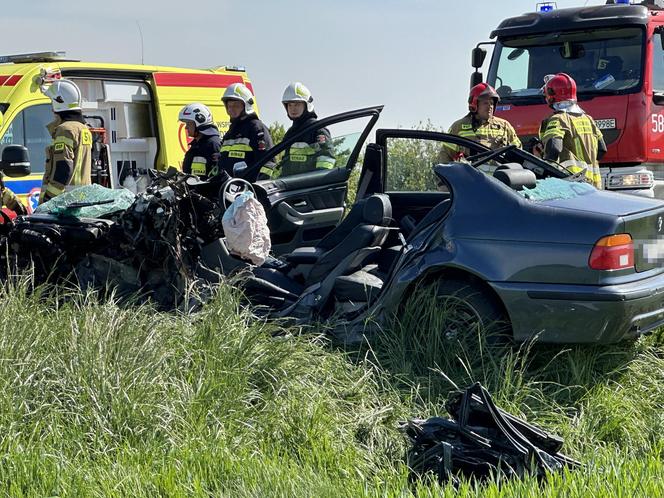 Potworny wypadek w Brwinowie. Czołowe zderzenie ciężarówki z BMW. Lekarze kilkadziesiąt minut walczyli o życie kierowcy