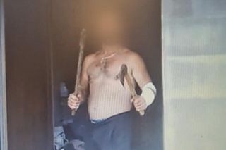 Interwencja policji zamieniła się w koszmar. 49-latek ruszył z siekierami na funkcjonariuszy