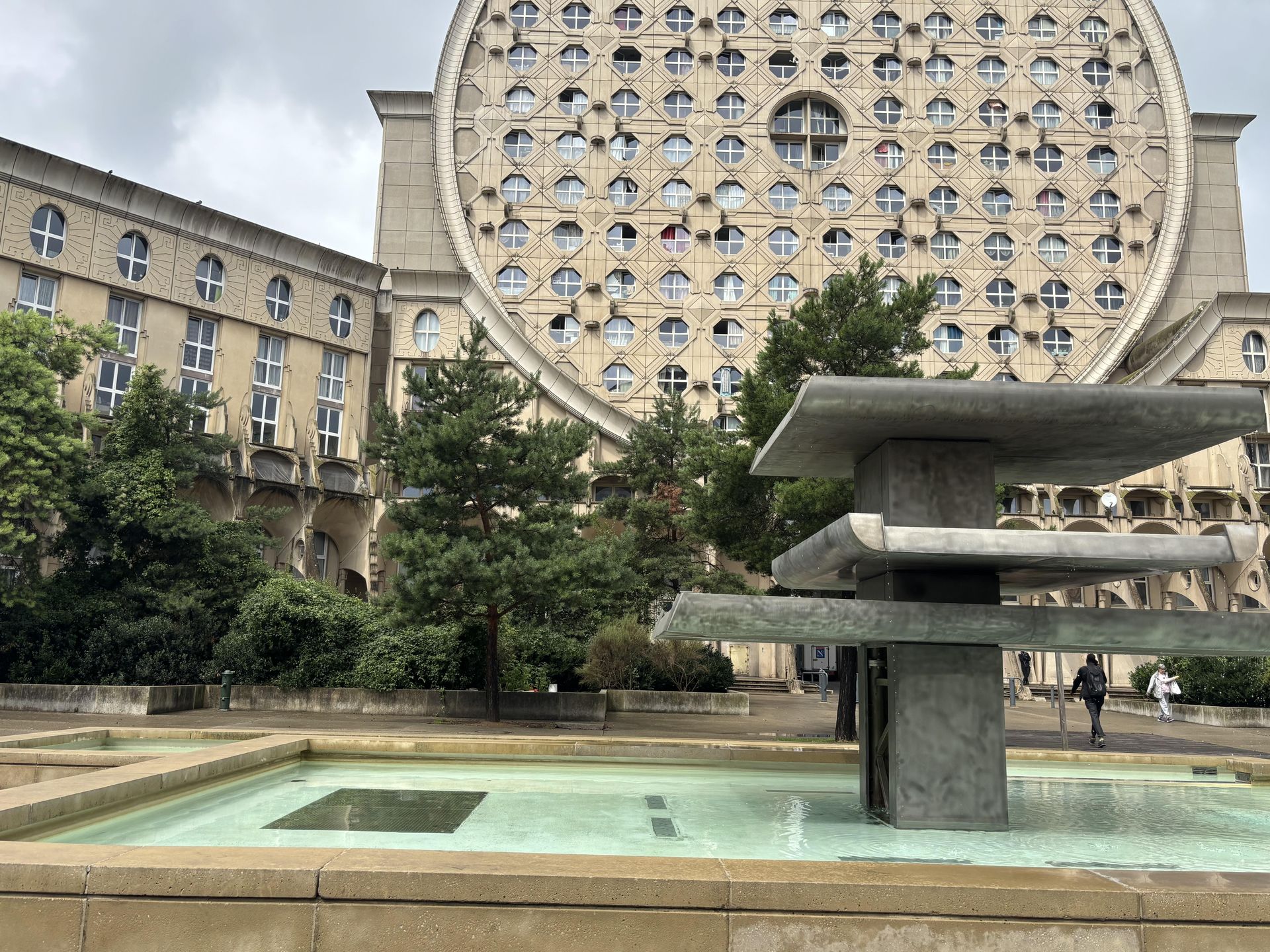 Picasso's Arenas. Budynek mieszkalny położony w Noisy-le-Grand pod Paryżem