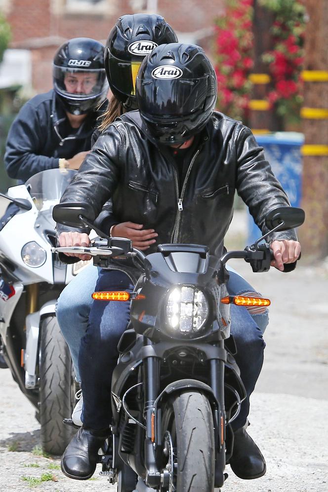 Ben Affleck i Ana de Armas na Harleyu