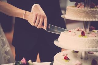 Jak zaoszczędzić na torcie weselnym? Wedding plannerka radzi, internautki nie kryją oburzenia 