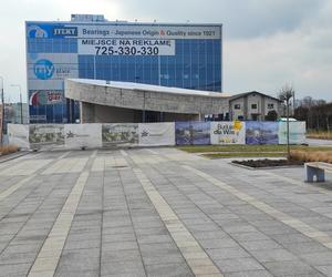 Pawilon gastronomiczny przed dworcem PKP w Sosnowcu. W maju ma być gotowy 