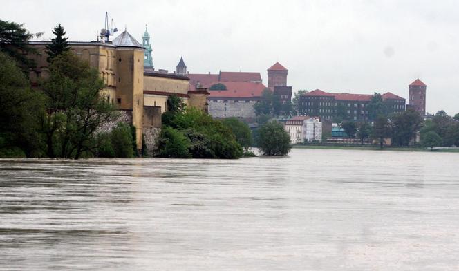 Wielka woda wdzierała się do domów. 14 lat temu Kraków i Małopolska walczyły z powodzią