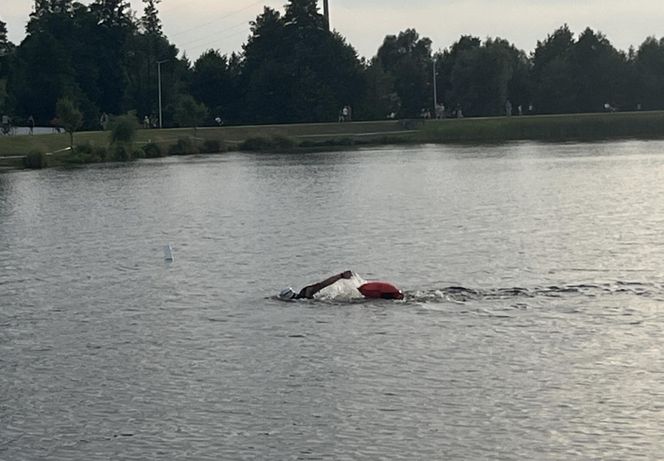 Damian Błaszczyk przez 44 godziny przepłynął 100 km pod zalewie Bojary pod Biłgorajem, kwestując w ten sposób dla 12-letniego ciężko chorego Adasia