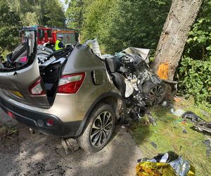 Samochód z czteroosobową rodziną uderzył w drzewo. Tragiczny wypadek na trasie Górowo Iławeckie – Kamińsk