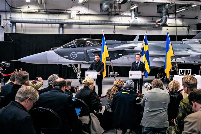Premier Szwecji i prezydent Ukrainy na tle myśliwca Gripen