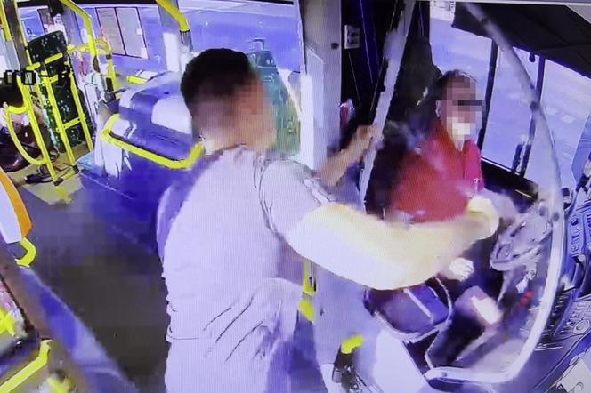 Furiat skatował kierowcę autobusu. Przerażające nagranie [WIDEO]