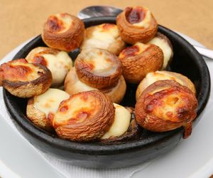 Soczyste grzyby z serowym wnętrzem. Ten przepis przeniesie nas w serce Gruzji