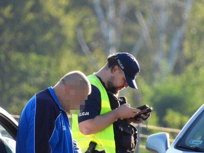 Chciał wjechać pod prąd na S8 pod Warszawą. Wyszedł z auta i prawie zasnął na drodze