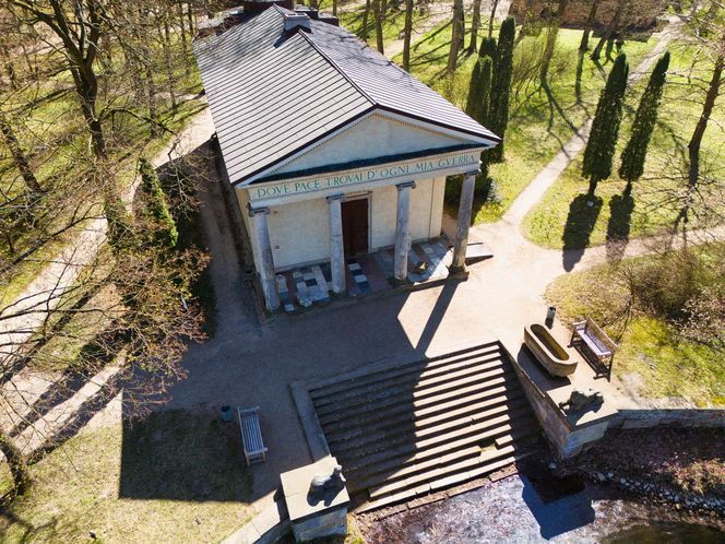  Niezwykła wieś w Łódzkiem. Znajdziesz tam pełen symboliki ogród z XVII wieku 