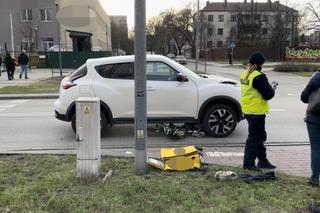 Koszmarny wypadek na warszawskim Bródnie. Nastolatek wpadł pod rozpędzoną osobówkę. Utknął pod autem