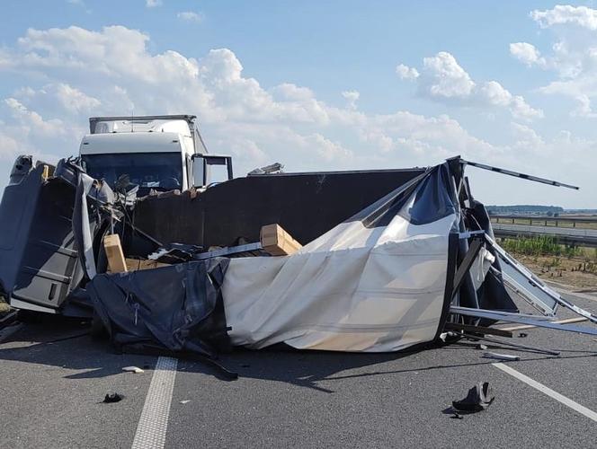 Dostawczak wjechał w ciężarówkę. Groźna kolizja na S5 koło Leszna