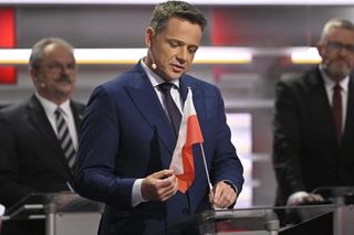 Trzaskowski z flagą Polski na debacie