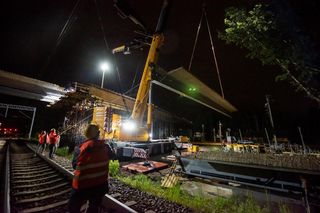 Ten wiadukt w Warszawie budują nawet w nocy. Ruch pociągów wstrzymany