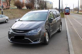 Zderzenie tramwaju z osobówką! Konieczne było ograniczenie ruchu [ZDJĘCIA]