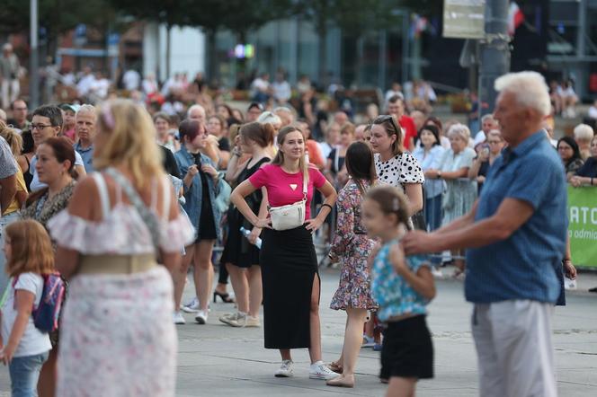 Potańcówki przed Teatrem Śląskim w Katowicach. "Roztańczony Wyspiański" porwał tłumy