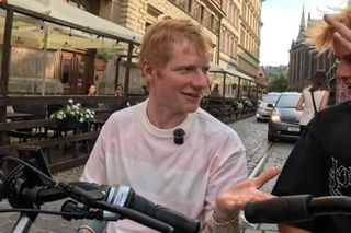 Ed Sheeran zwiedza Wrocław na rowerze. Fani przecierają oczy ze zdumienia!