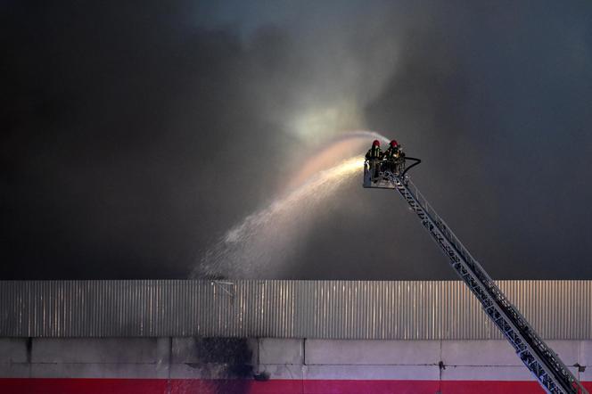 Trwa dogaszanie pożaru hali w Gdańsku. RCB wydało specjalny alert!