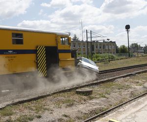 Kontrolowane zderzenie pociągu z osobówką