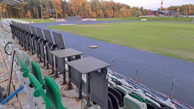 Remont starachowickiego stadionu trwa. Na plac budowy dotarły słupy oświetleniowe