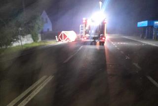 Głowa pieszego wpadła do samochodu. Koszmarna śmierć na drodze w Uszwi