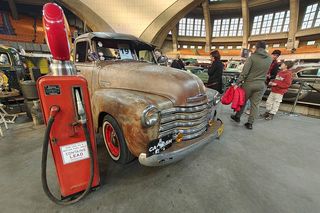 Kustomhead 2025 we Wrocławiu. W Hali Stulecia pokazano zabytkowe amerykańskie auta, motocykle i rowery 