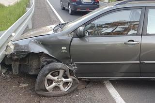 Samochód zderzył się z jeleniem. Groźny wypadek pod Łaskiem